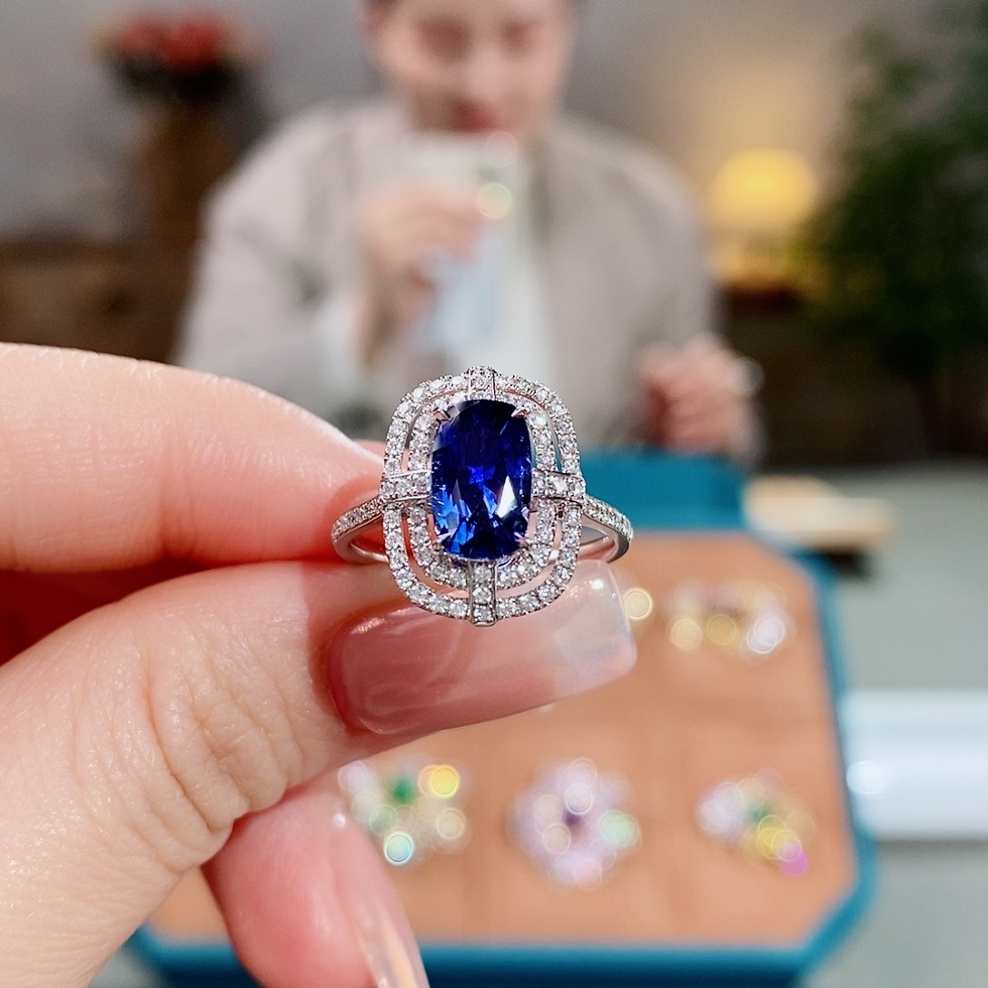 蓝宝石戒指18K金镶嵌1.9ct