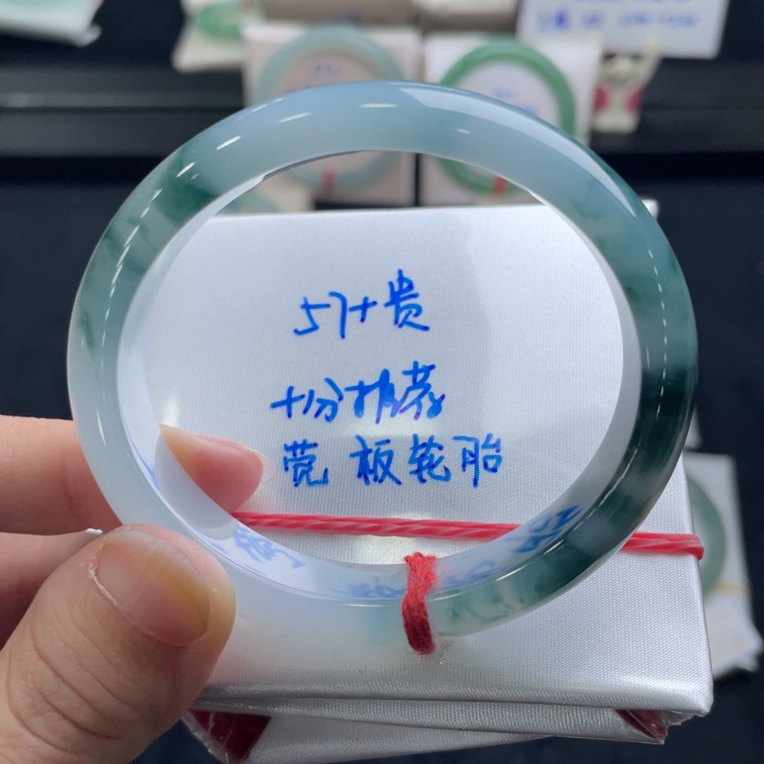 翡翠手镯未镶嵌翡翠手镯