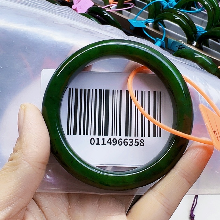 小***享和田玉未镶嵌手镯