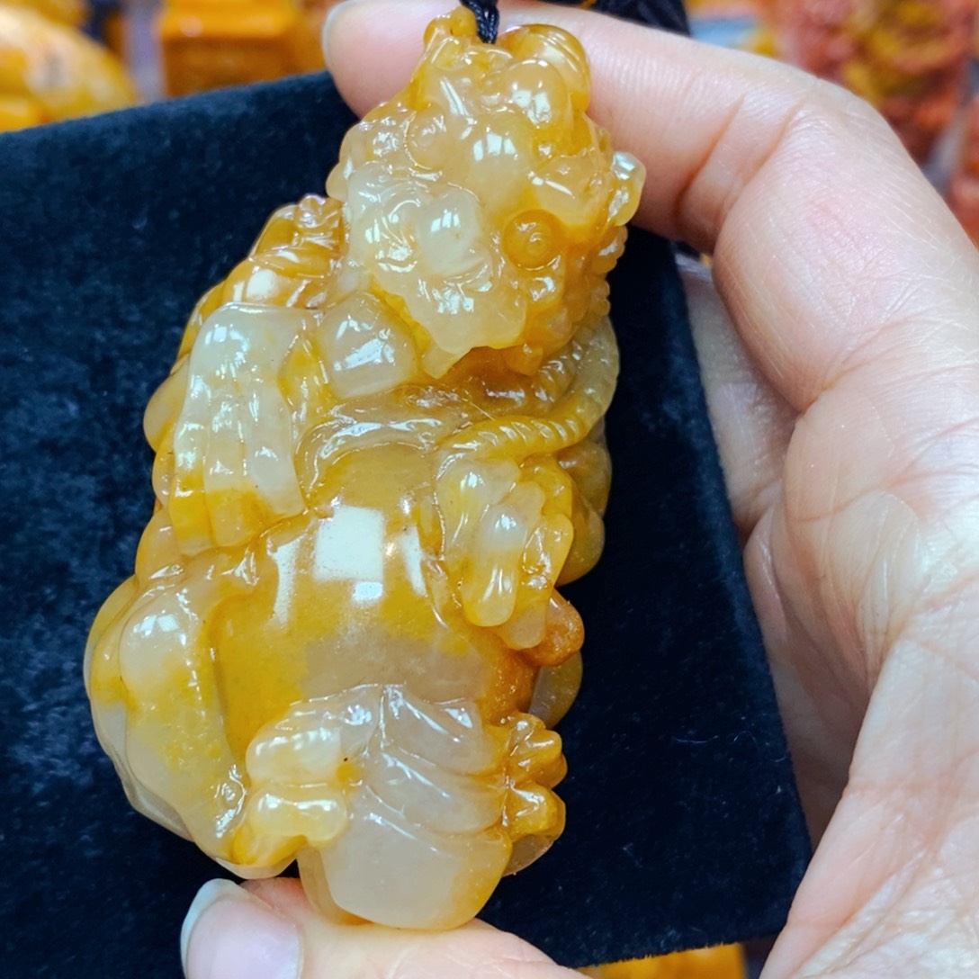 未镶嵌石英质玉（黄龙玉）项链