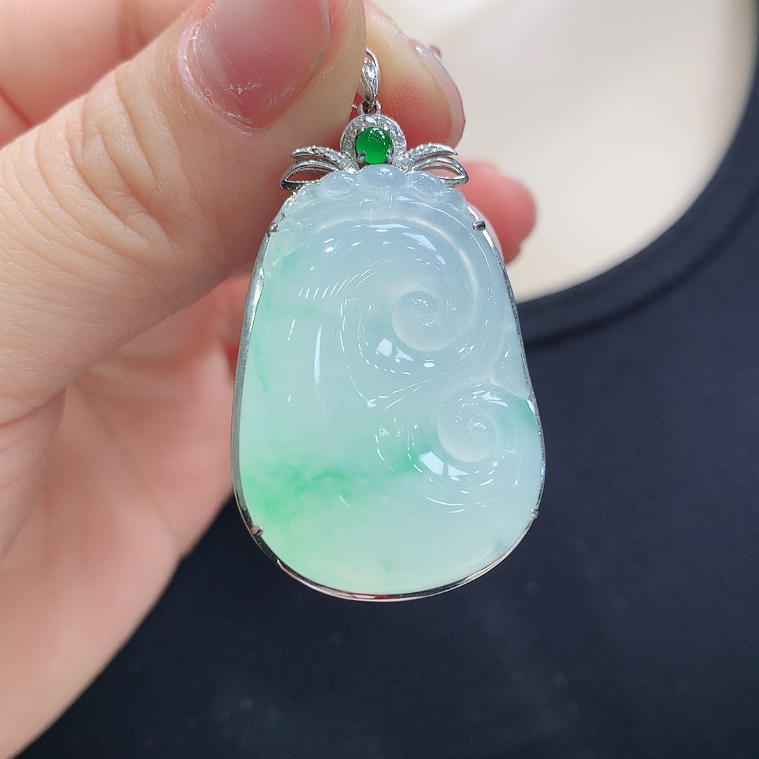 翡翠颈饰18K金镶嵌如意