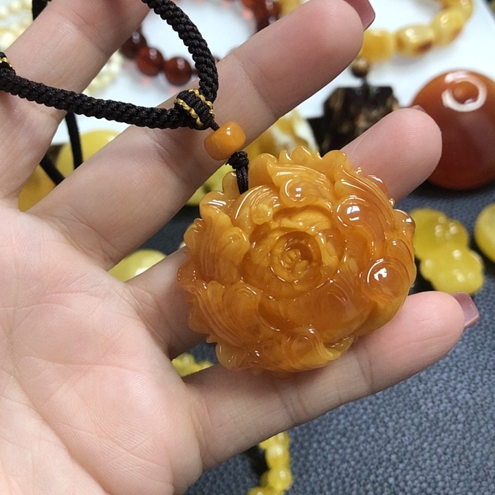 未镶嵌颈饰琥珀牡丹花