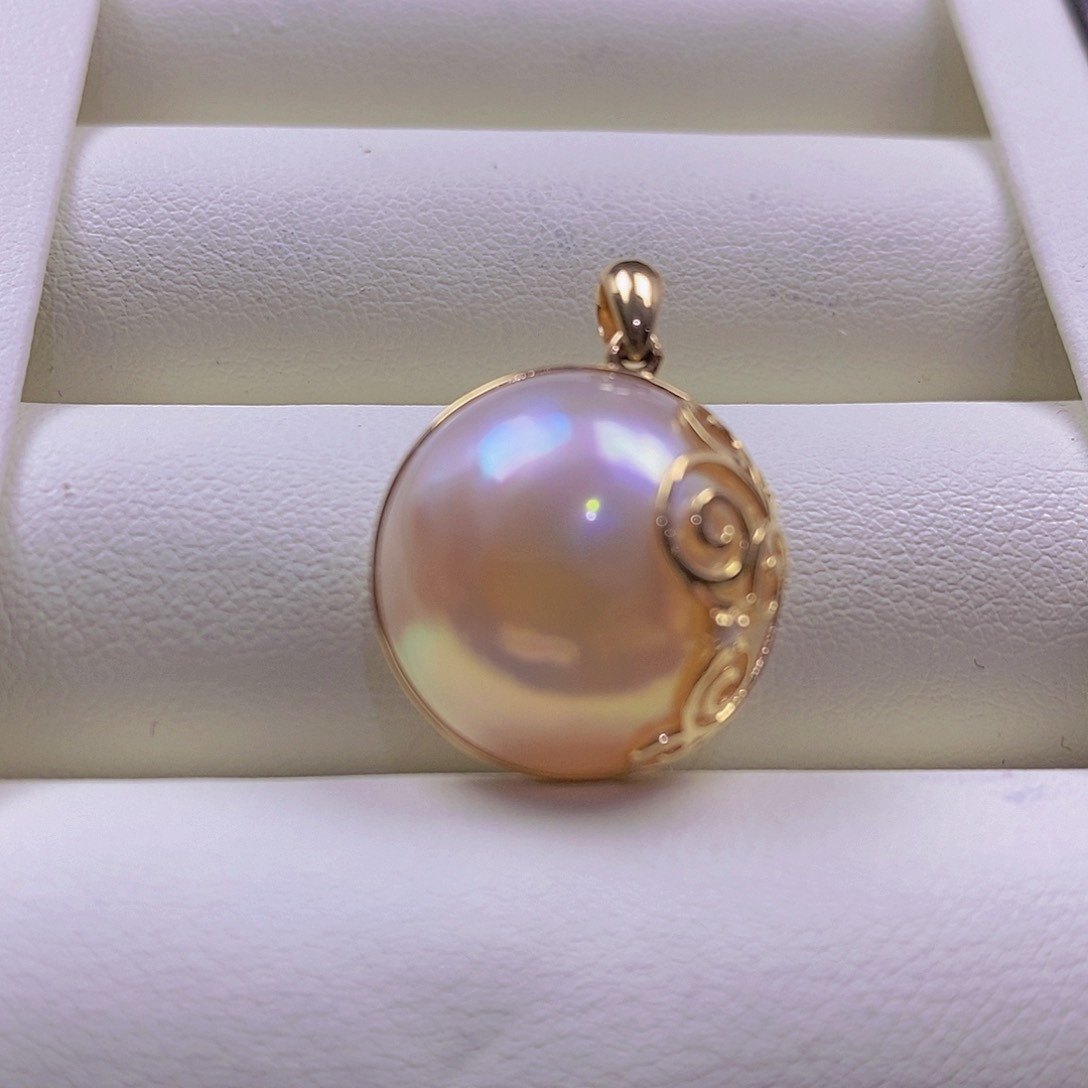 拼合珍珠（马贝珠）颈饰18K金镶嵌