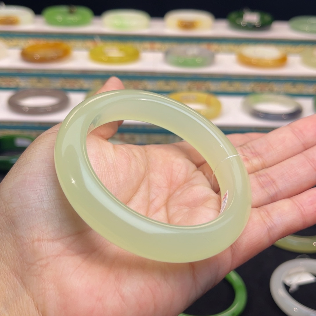 未镶嵌手镯和田玉-高冰晴翠手镯