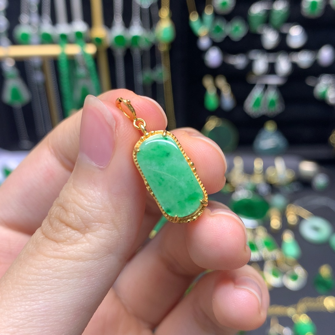 翡翠未镶嵌颈饰有纹裂