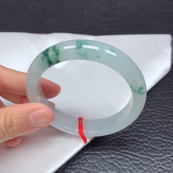 翡翠手镯未镶嵌。