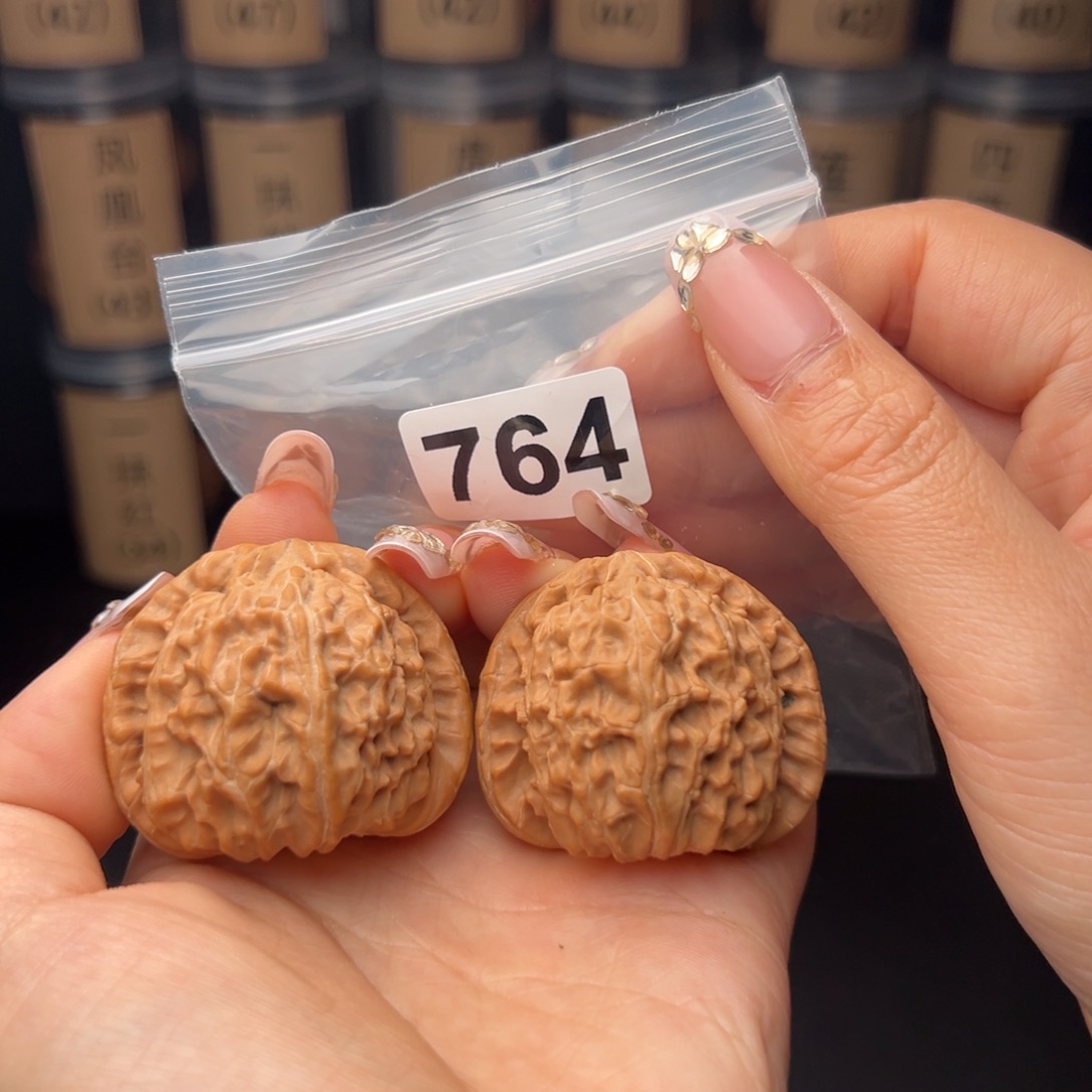 生***蚁文玩核桃吊坠白狮子