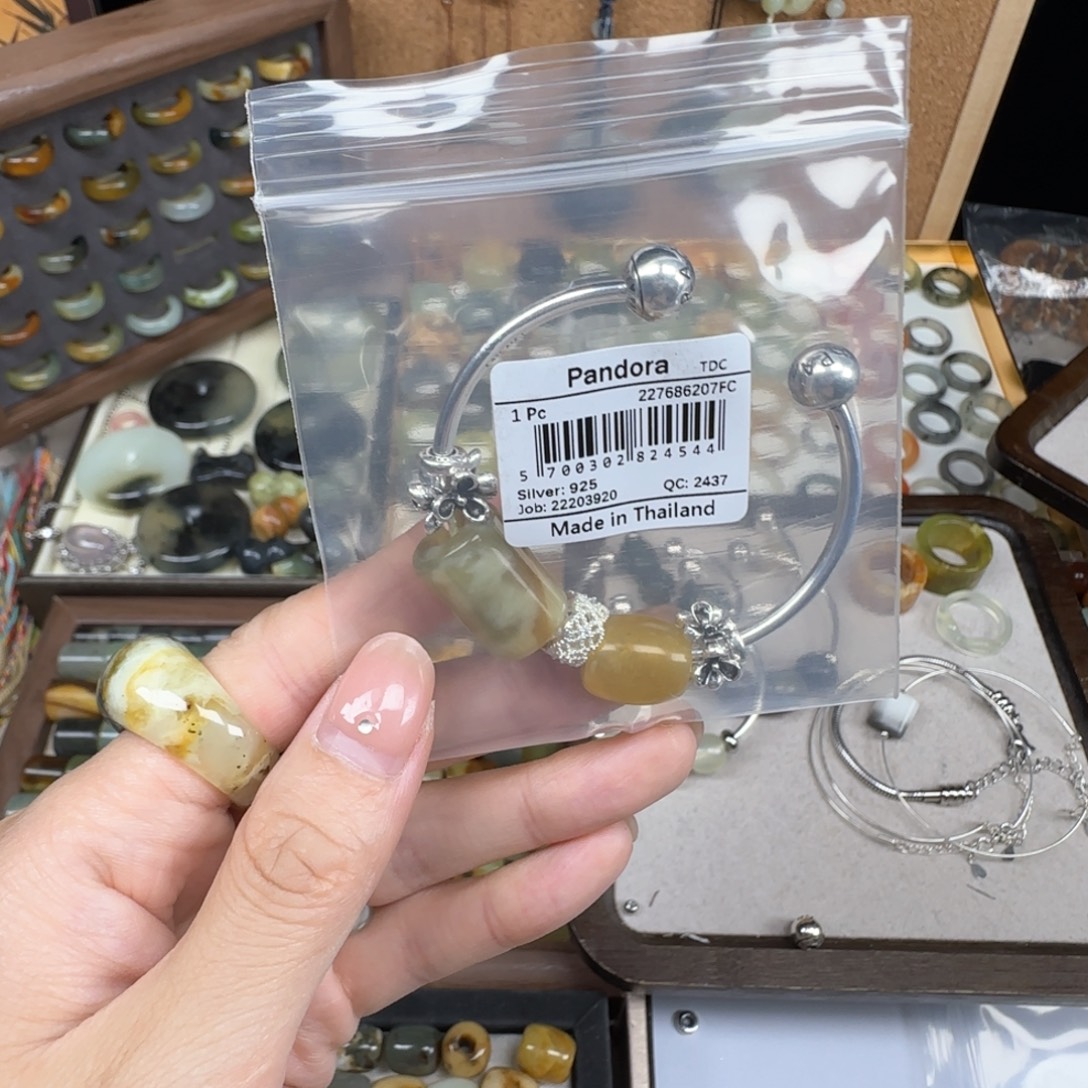 静***》未镶嵌岫玉岫玉戒指搭配