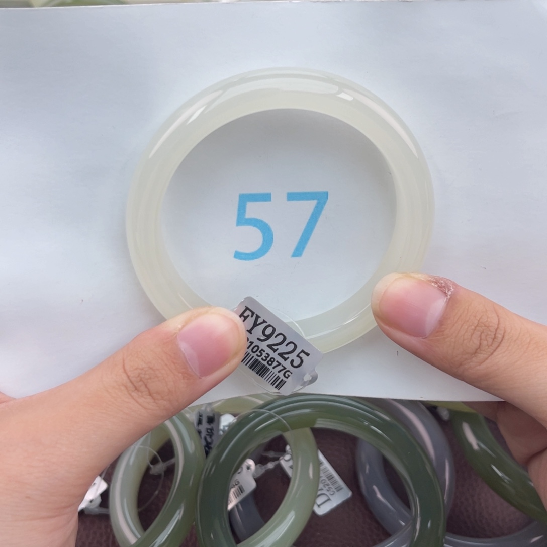 和田玉手镯未镶嵌S****?