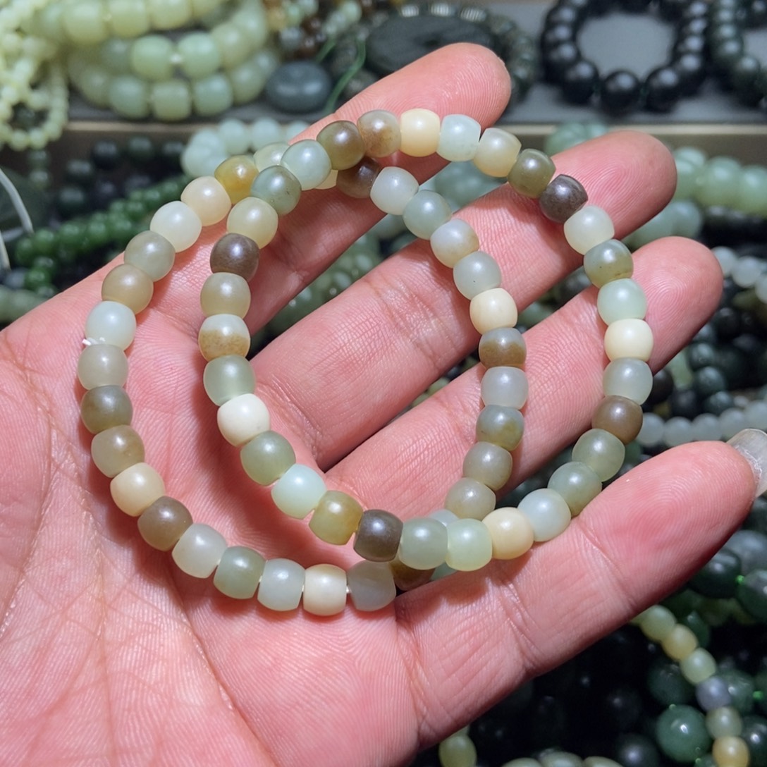 爱***子和田玉（糖玉）未镶嵌手链