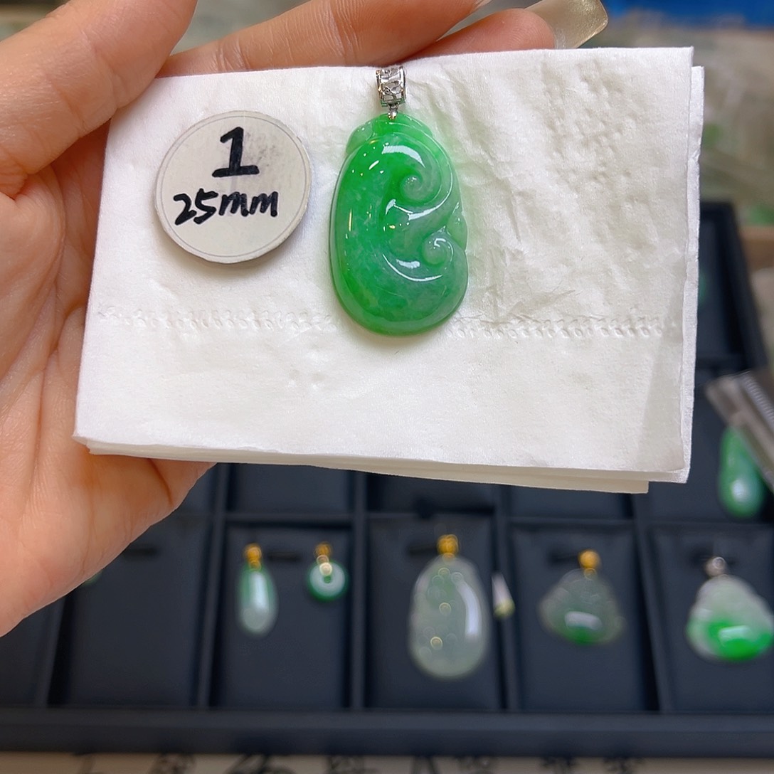 翡翠颈饰18K金镶嵌翡翠