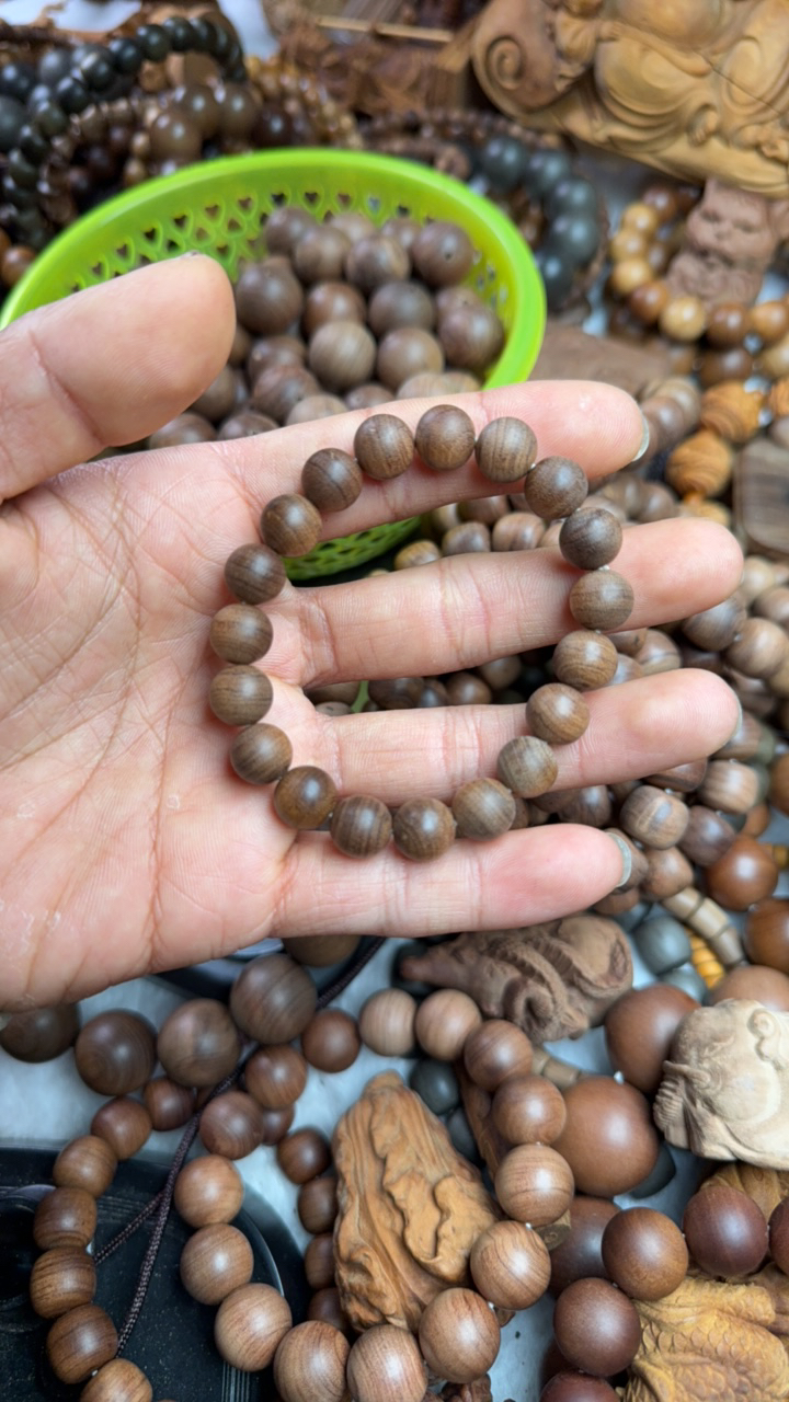 老山檀香1.0沉水瑕疵。焦糖。