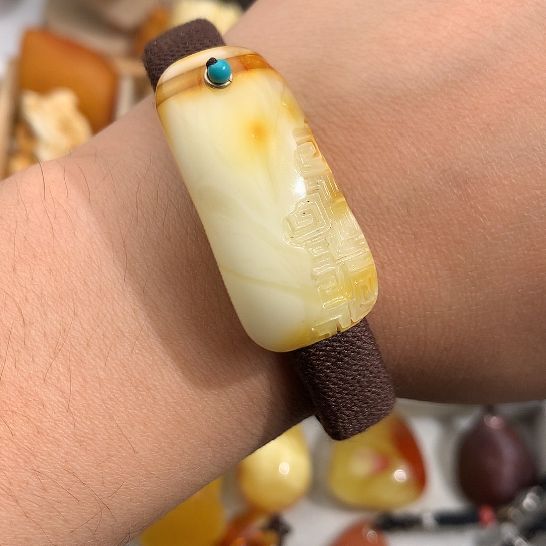 蜜蜡裸石未镶嵌在