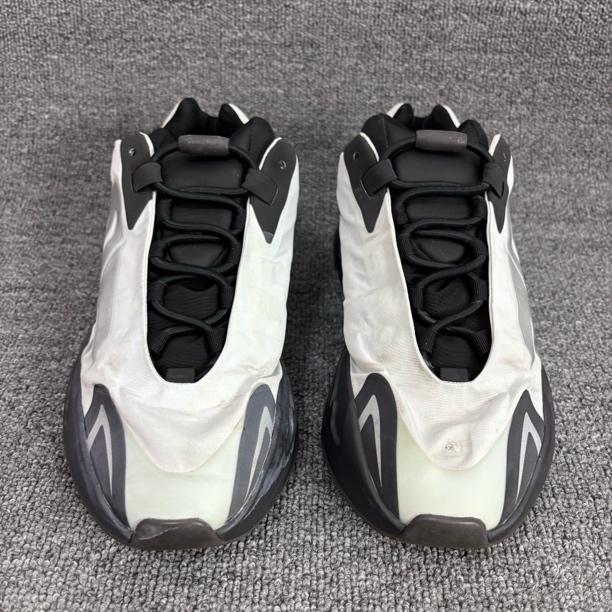 42码 yeezey 700 篮球鞋