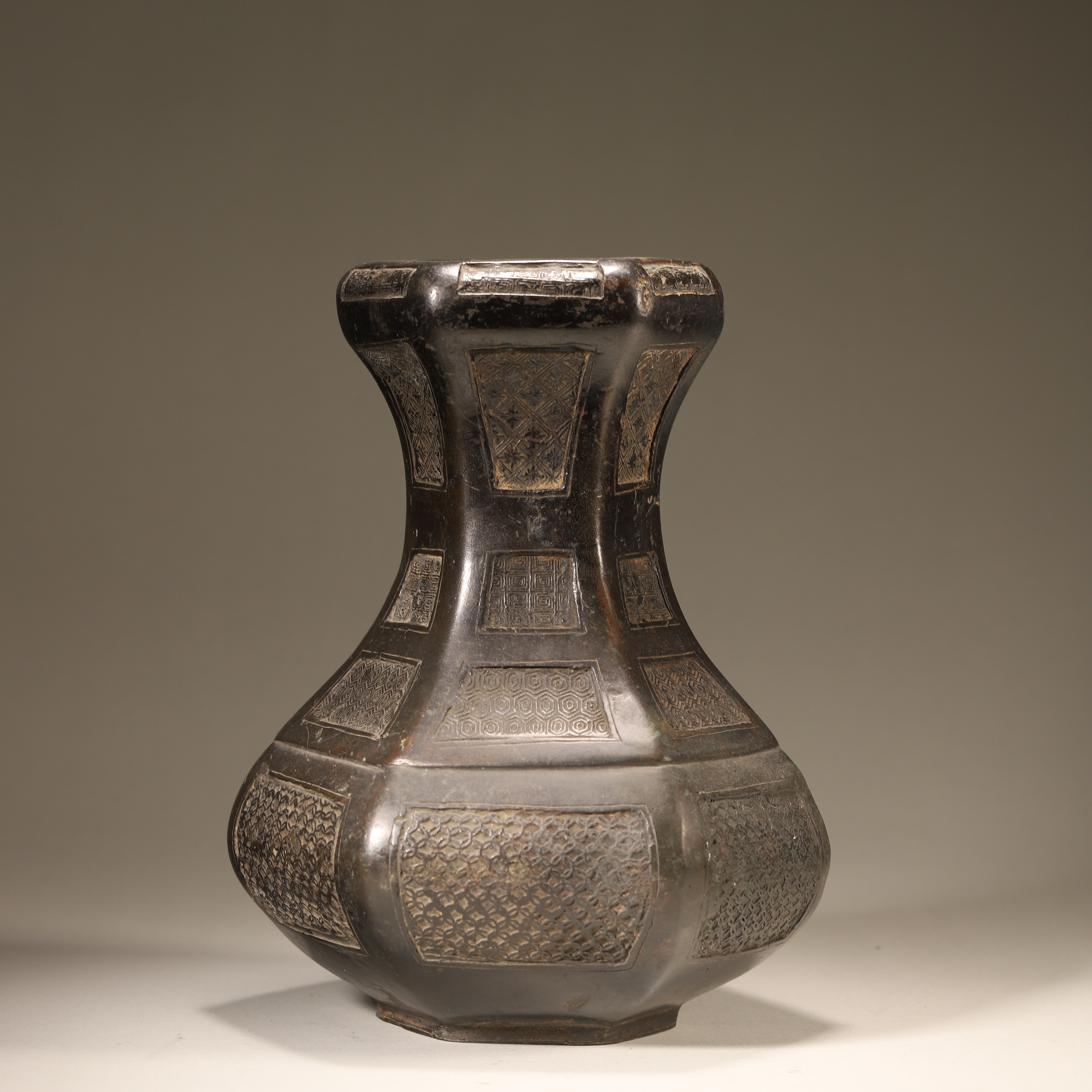 Lot09明代 锦地纹六方铜尊