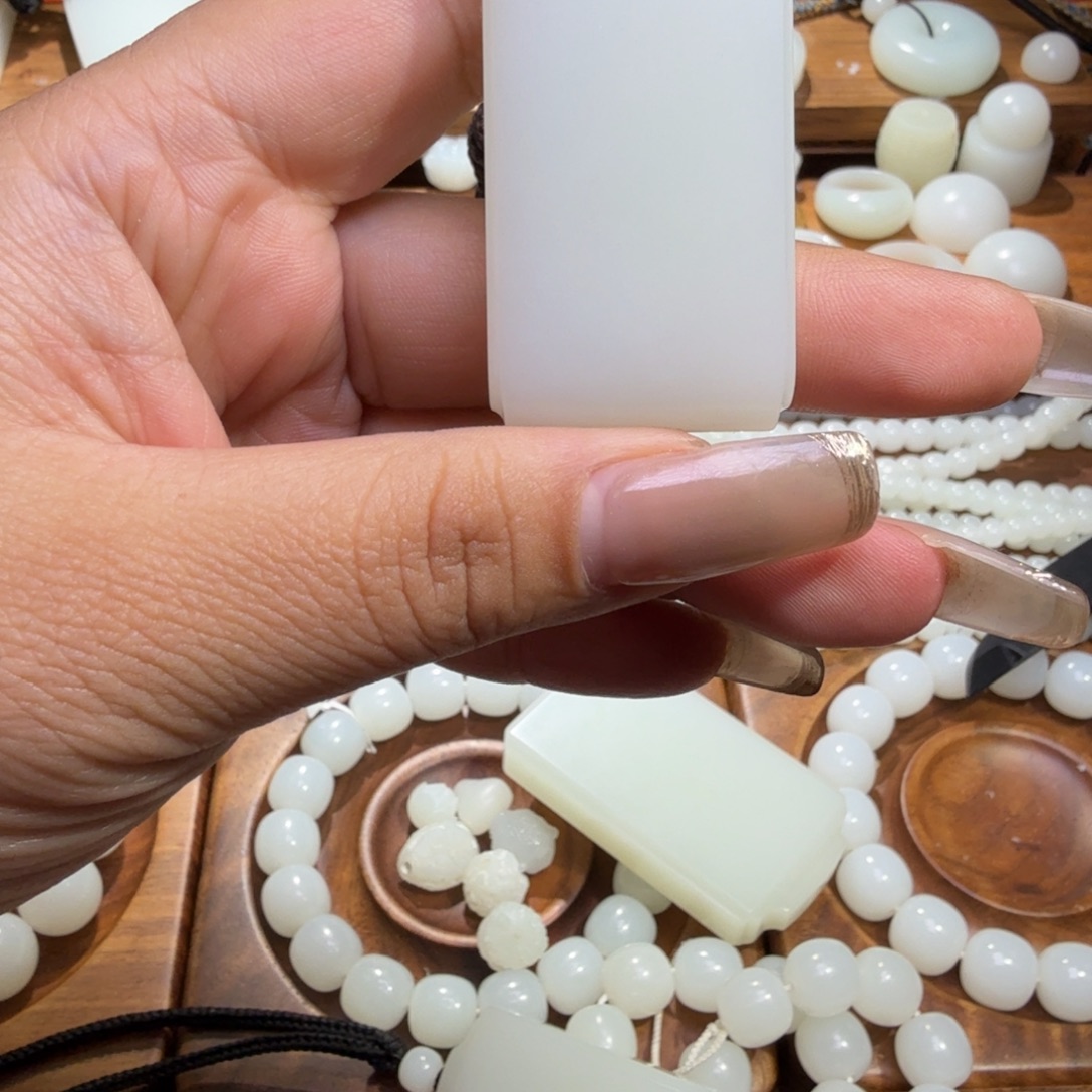 旺***s和田玉未镶嵌颈饰