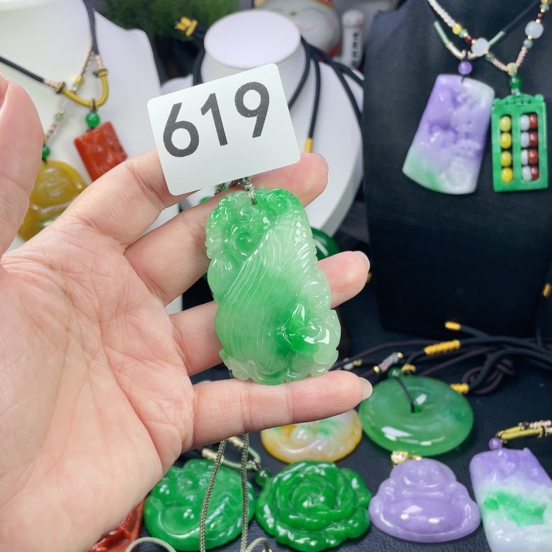 翡翠未镶嵌吊坠(赠链)