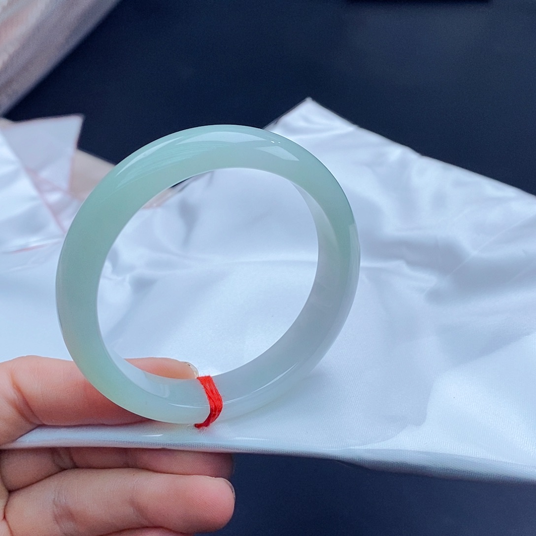 翡翠手镯未镶嵌翡翠