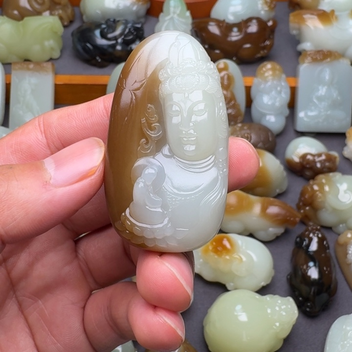 和田玉（糖玉）颈饰未镶嵌黑****?