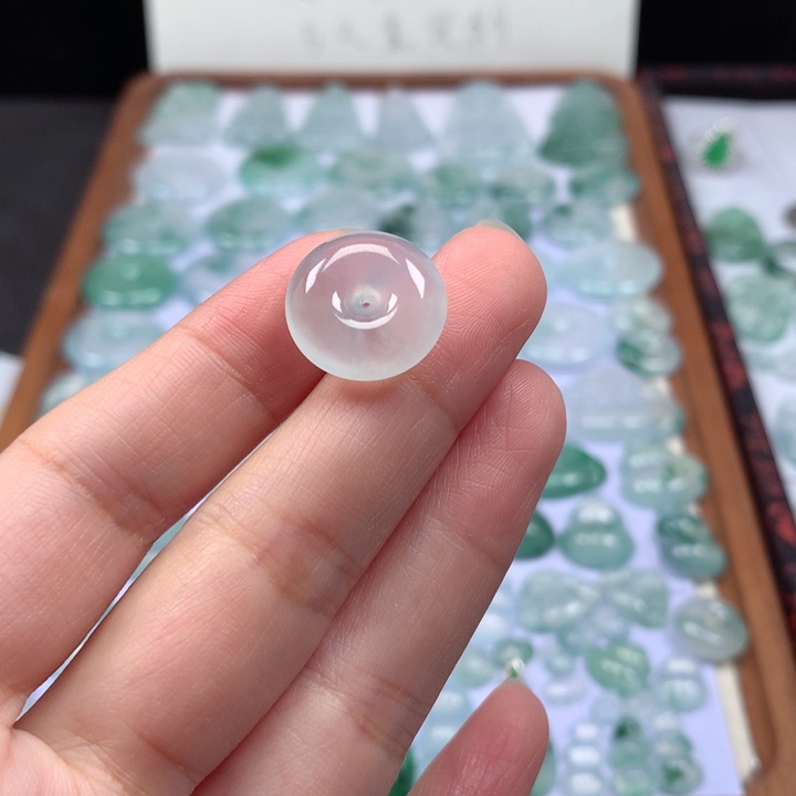 颈饰未镶嵌翡翠冰种肥扣子