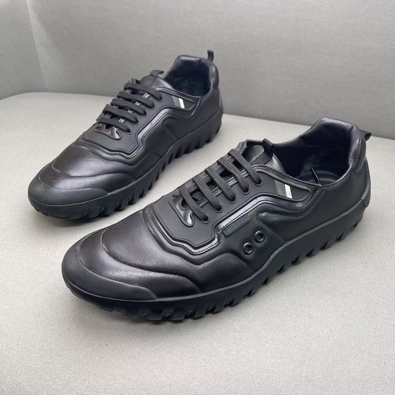 95新 Prada/普拉达 黑色时尚百搭舒适皮革面潮流运动鞋 42码