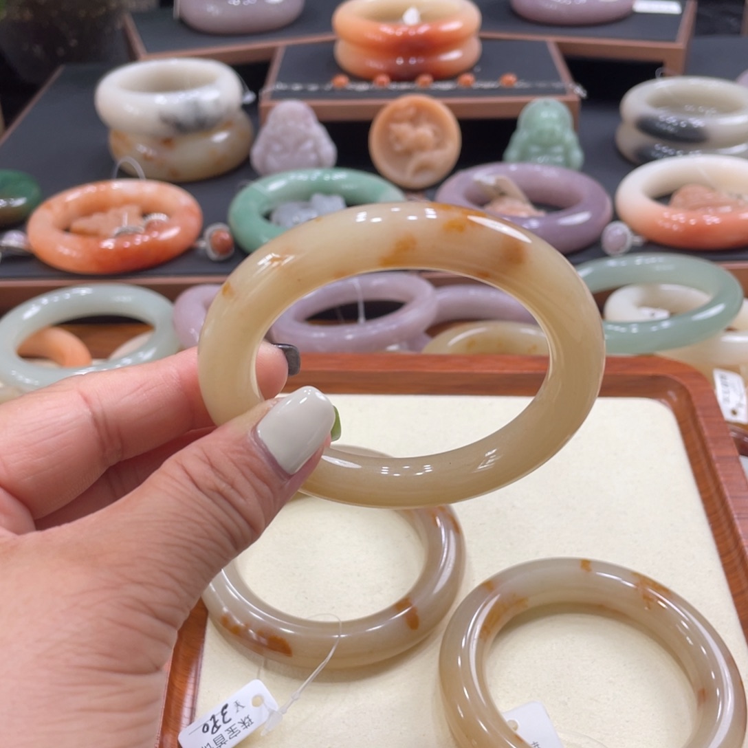 石英岩玉手镯未镶嵌是**糖