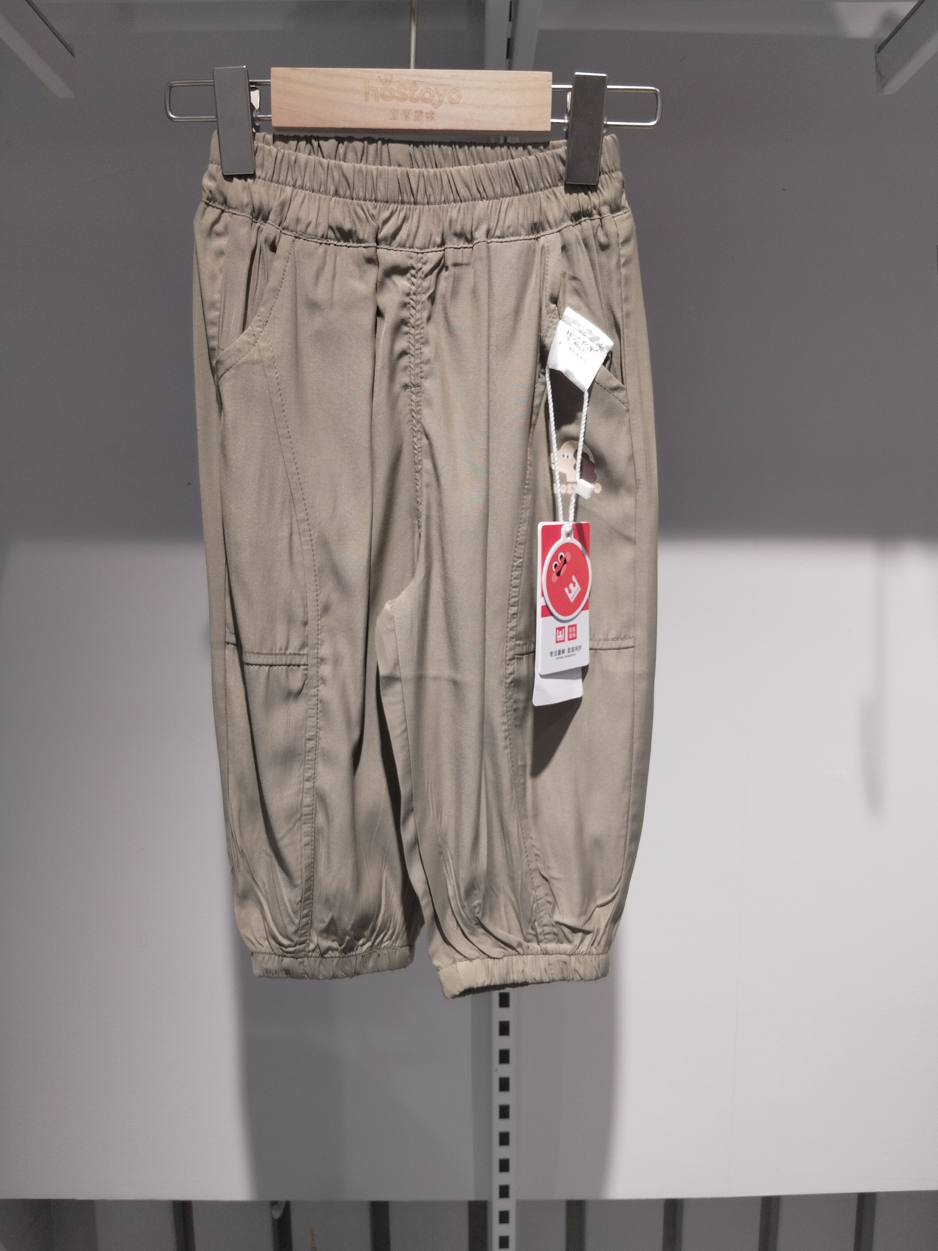 小男童简约贴标梭织九分裤