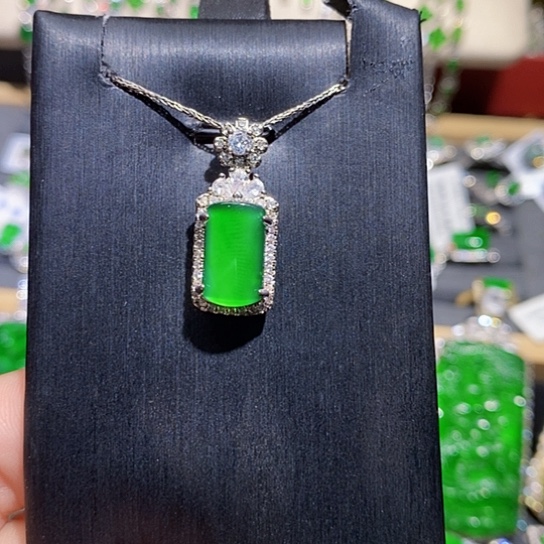 翡翠未镶嵌颈饰吊坠