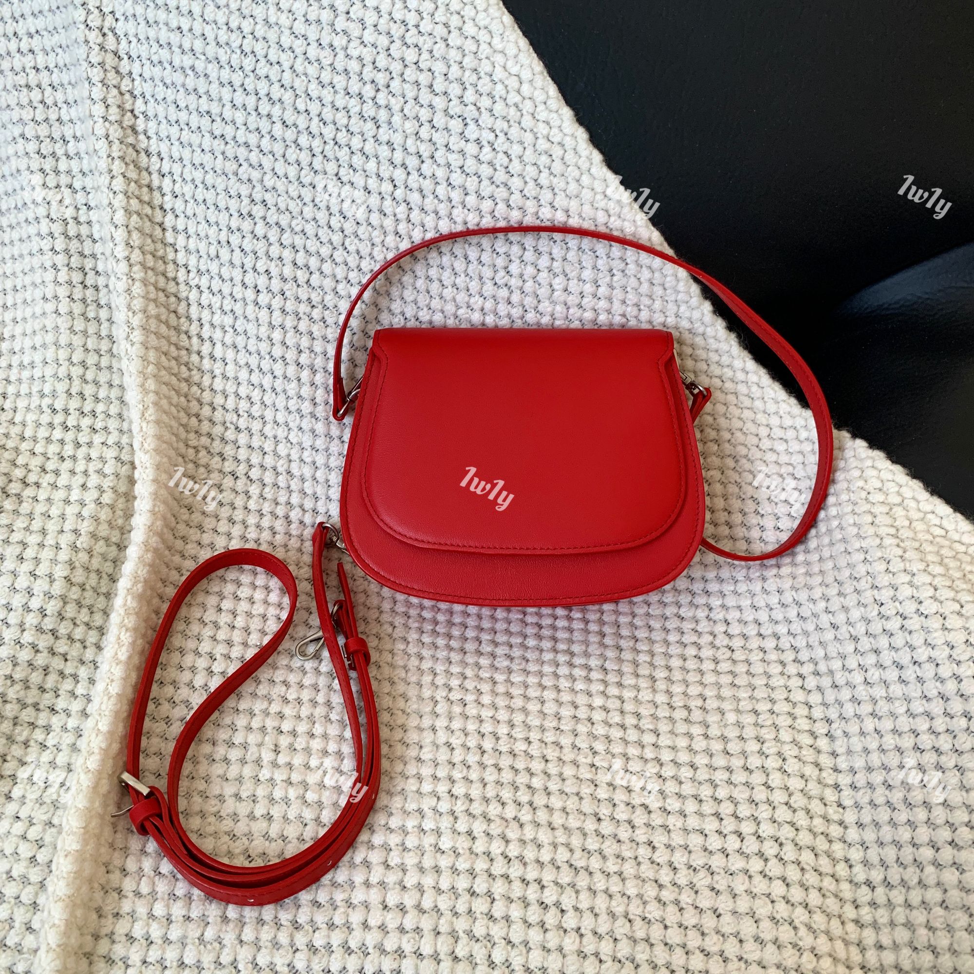 【1w1y】极简风小众真皮斜挎马鞍包2025新款头层牛皮女包腋下包