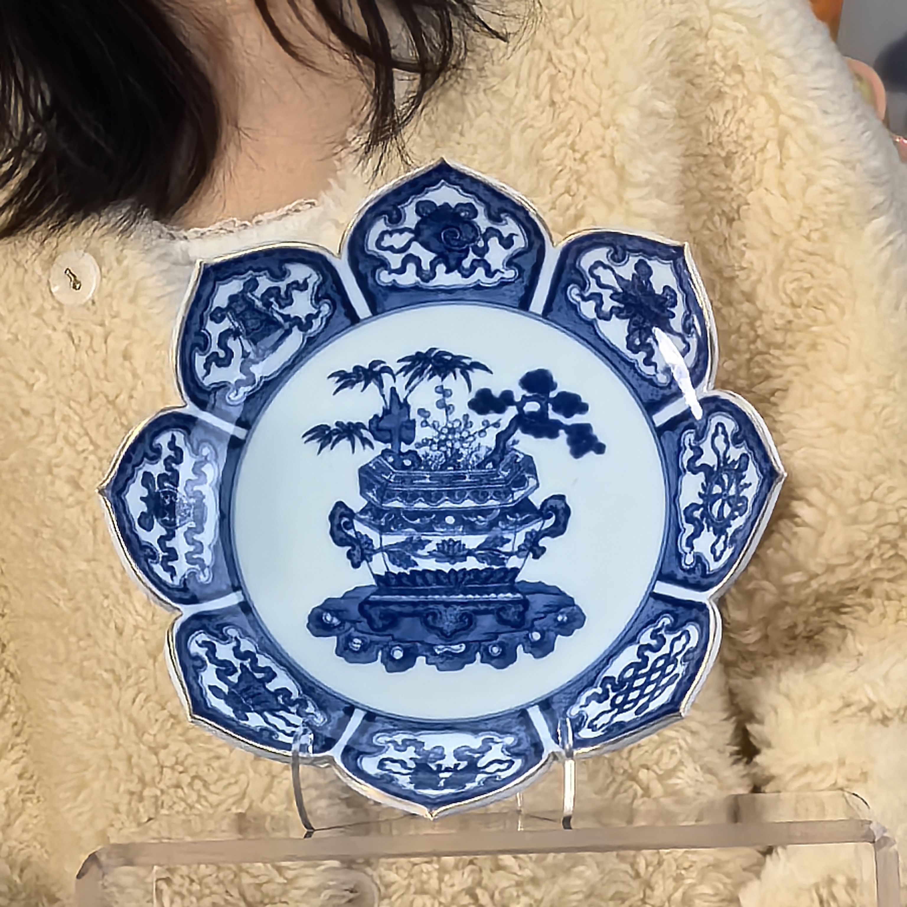 清 青花缠枝花卉莲瓣赏盘