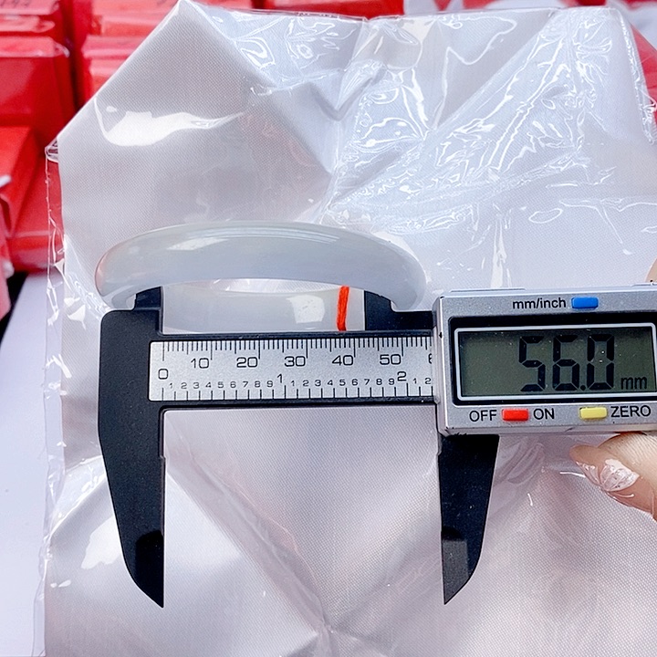 翡翠手镯未镶嵌33。