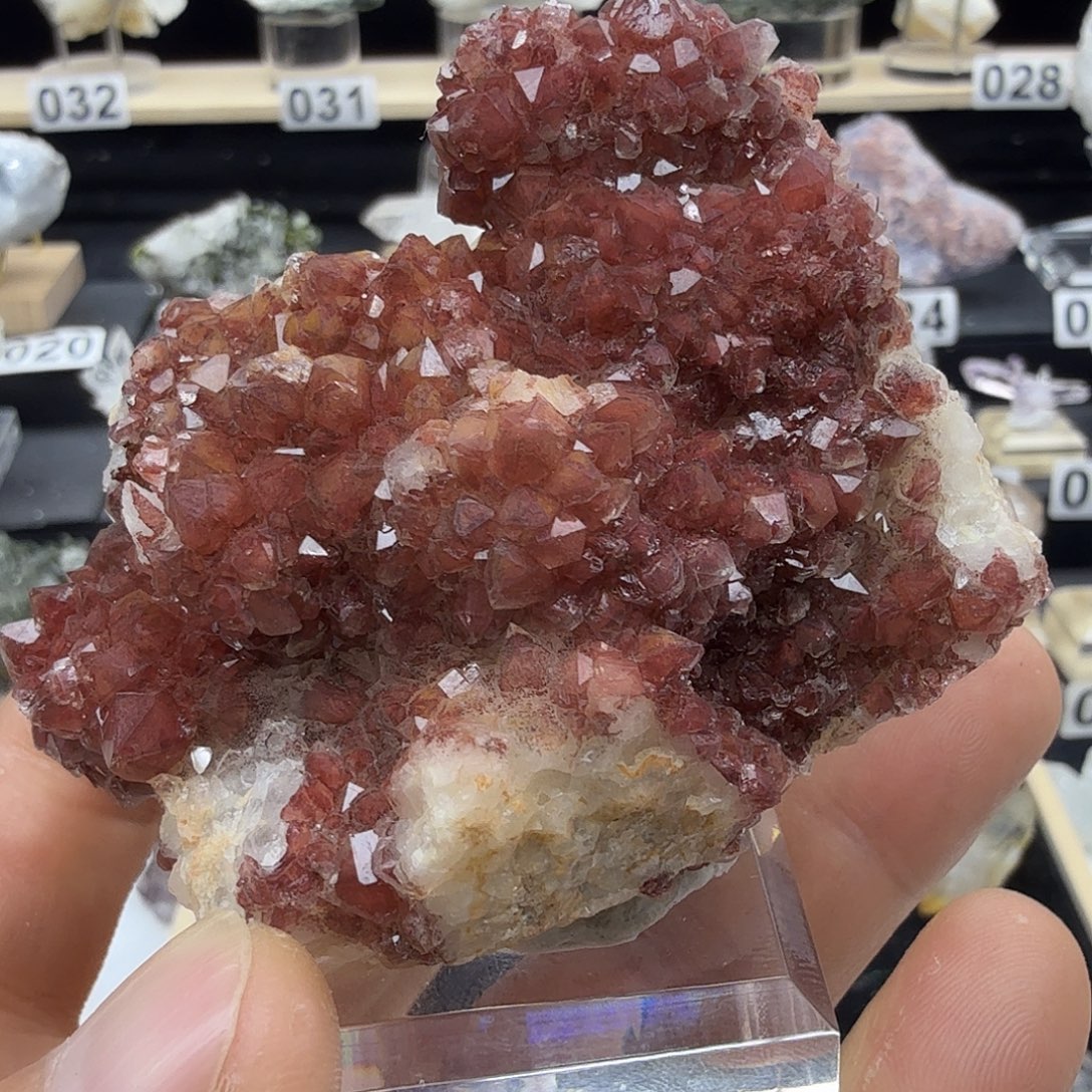 石材山西红水晶摆件