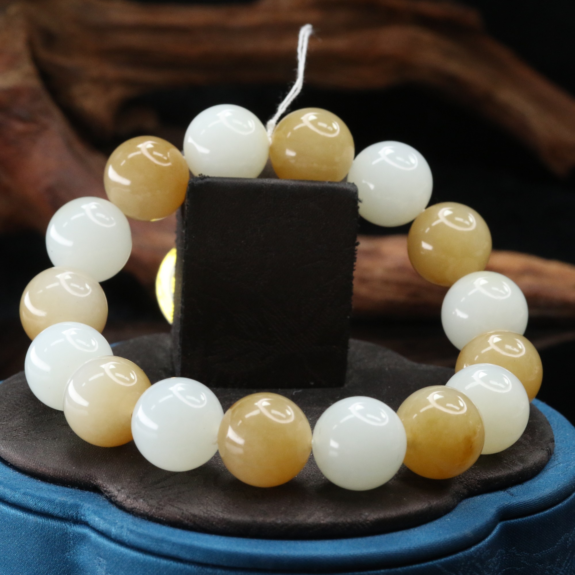 28和田玉且末糖白手串/600345北京中保拍卖