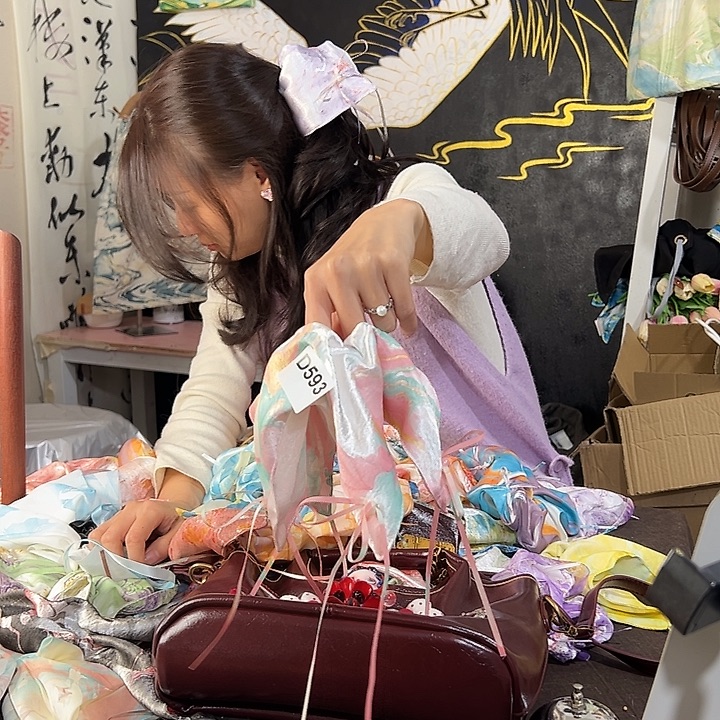 炽***星593粉彩新方巾不退不换