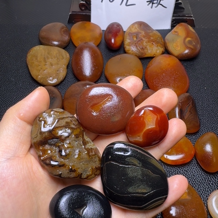 天***大瓷片马达加斯加奇石手把件浮雕