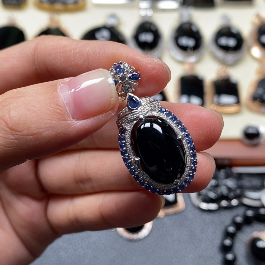 翡翠颈饰18K金镶嵌蛋面