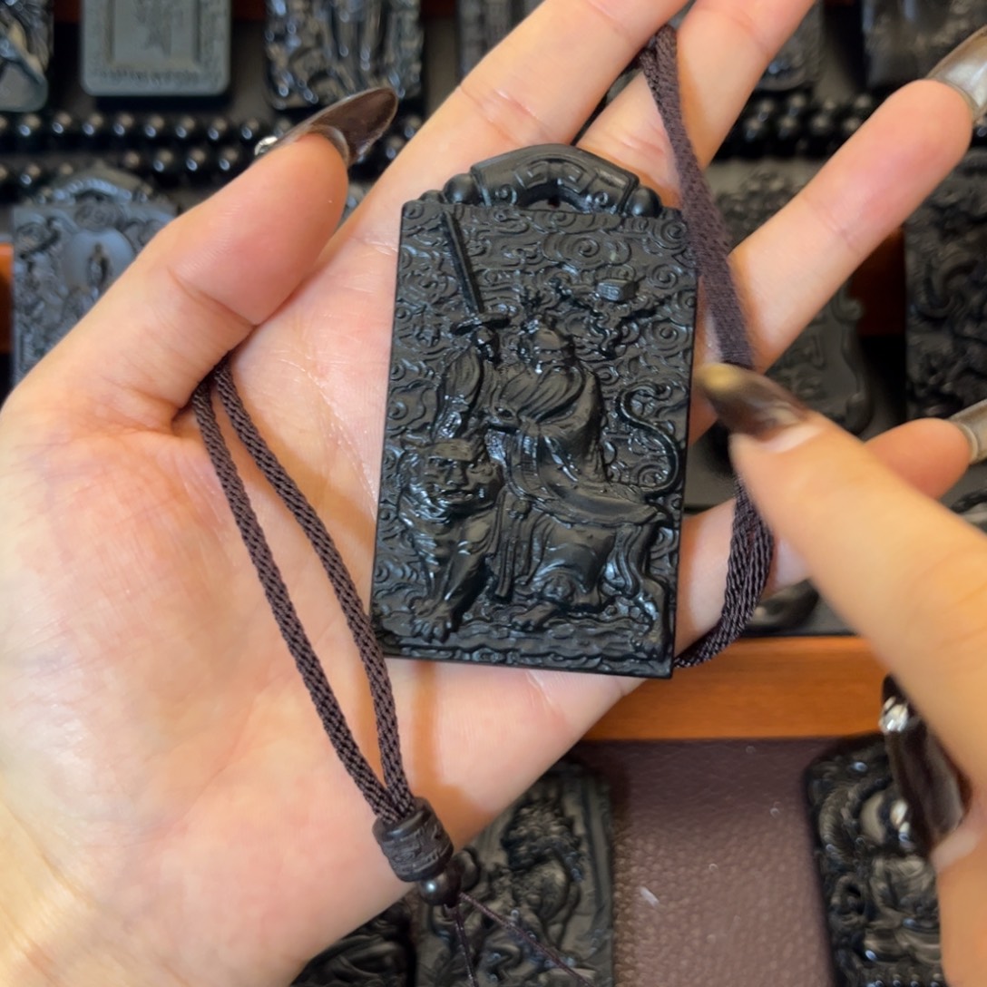 旭****蛇纹石玉未镶嵌颈饰