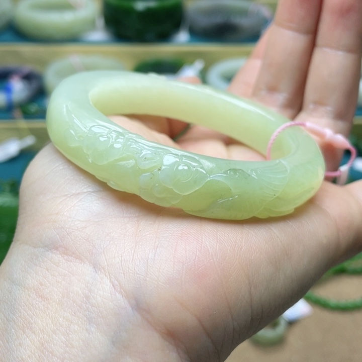 和田玉手镯56圈口。编号46未镶嵌