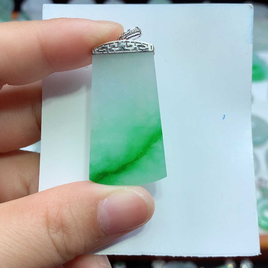 翡翠颈饰18K金镶嵌无事牌