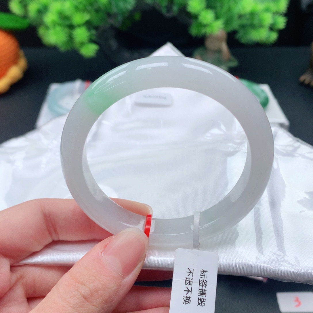 翡翠手镯未镶嵌54圈