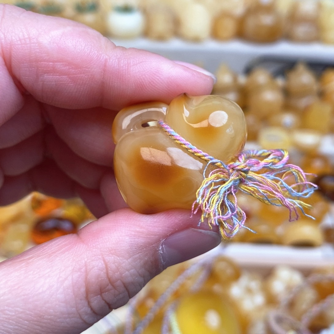 蜜蜡吊坠(赠链)未镶嵌?蜜蜡小猫