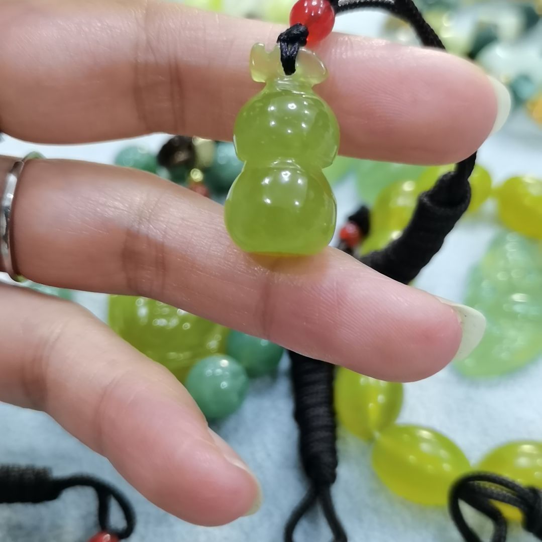 未镶嵌蛇纹石玉吊坠