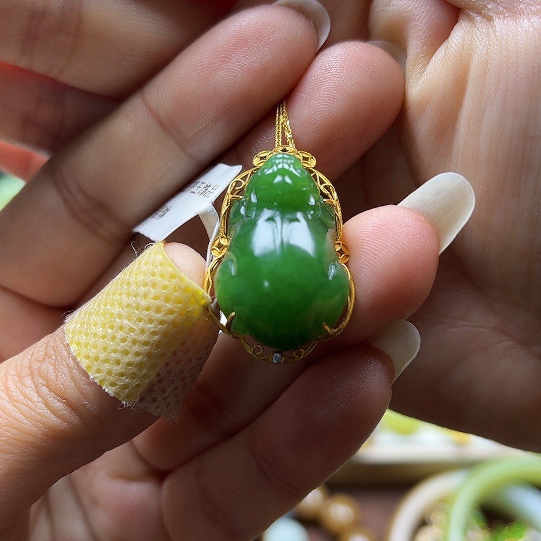 和田玉吊坠18K金镶嵌
