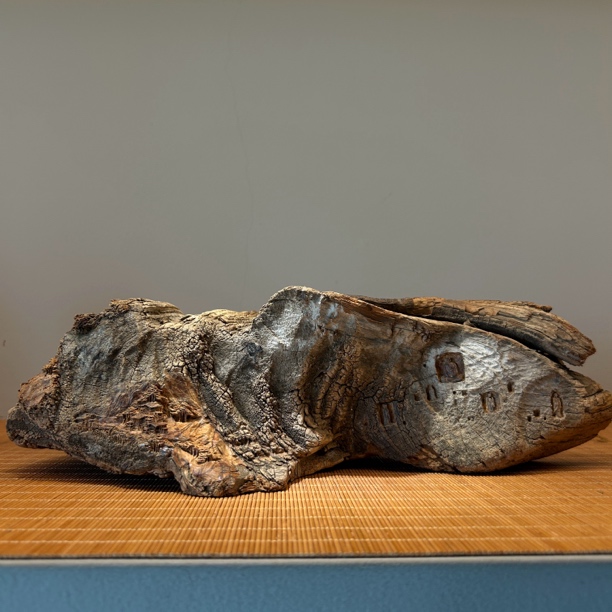 太行崖柏随形雕刻意境山里人家摆件