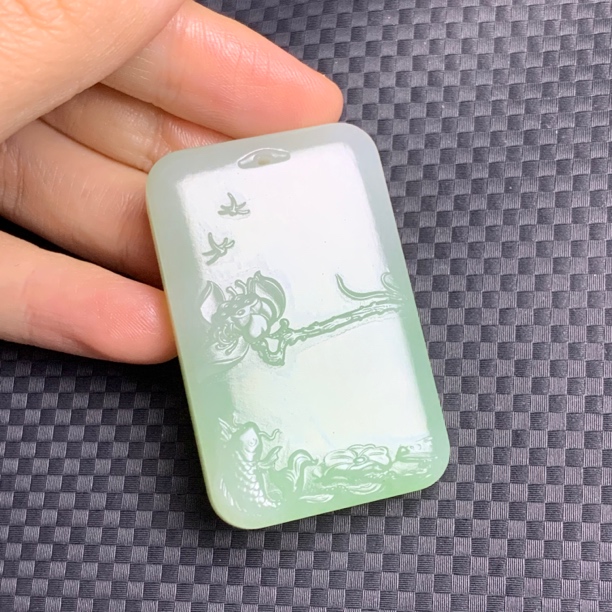 和田玉俄翠荷花鱼牌吊坠