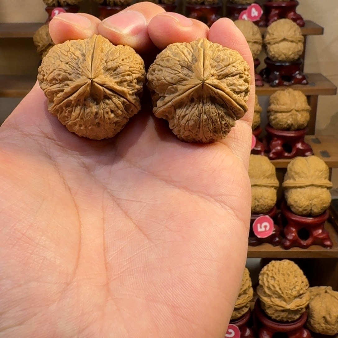 铁核桃把件铁狮子三棱奔驰