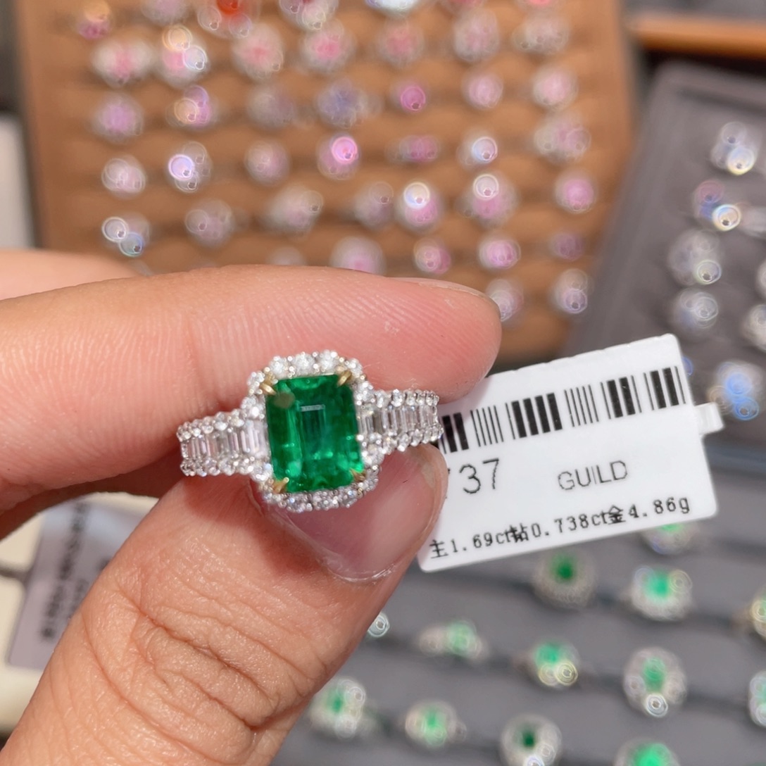 祖母绿戒指18K金镶嵌1.69ct 