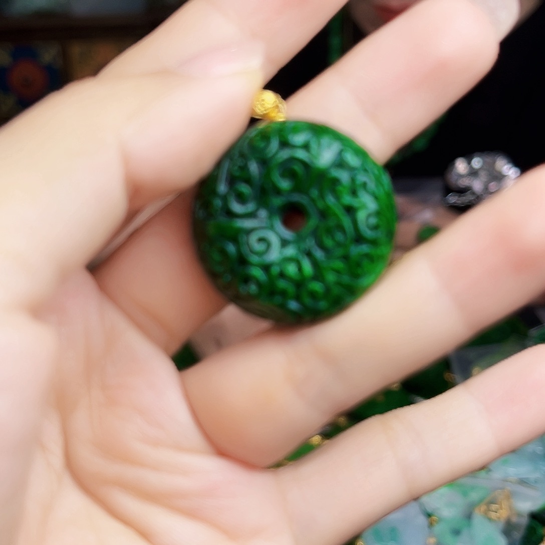 翡翠18K金镶嵌颈饰多样性