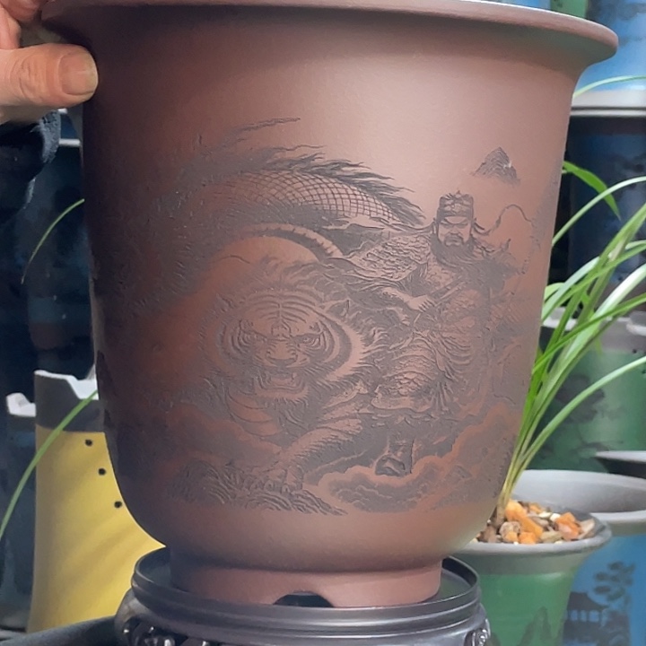 紫砂花盆刻绘关羽