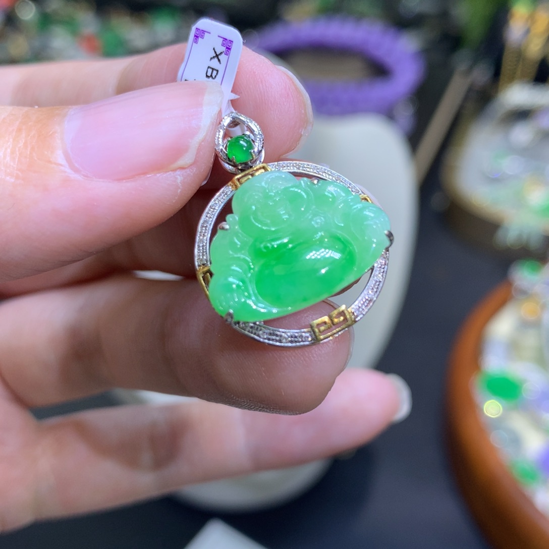 颈饰18K金镶嵌翡翠